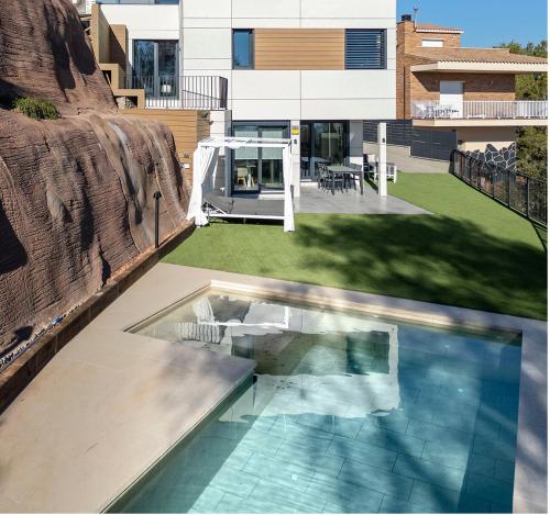 - une piscine dans l'arrière-cour d'une maison dans l'établissement EAGLE'S NEST, à Castellnou de Bages