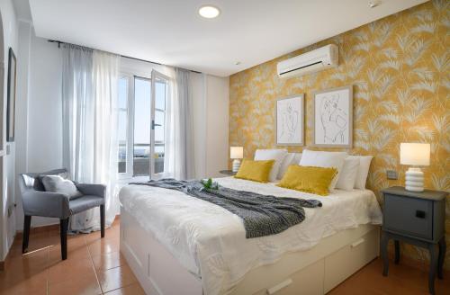 Un dormitorio con una cama grande y una silla. en Casa Kesa, el Rincon de Juan, en Tías