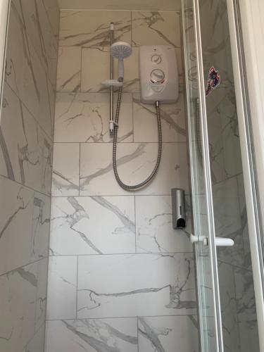 y baño con ducha con cabezal de ducha. en Preto, en Croydon