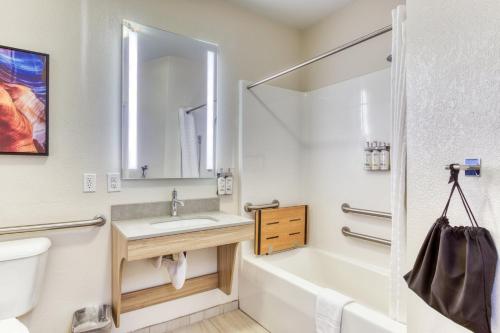 łazienka z umywalką, wanną i toaletą w obiekcie Candlewood Suites New Bern, an IHG Hotel w mieście New Bern