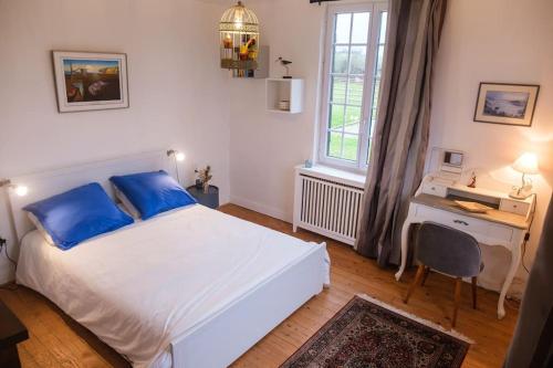 une chambre avec un lit, un bureau et une fenêtre dans l'établissement Maison de campagne avec piscine, jardin, à Bonneville-la-Louvet