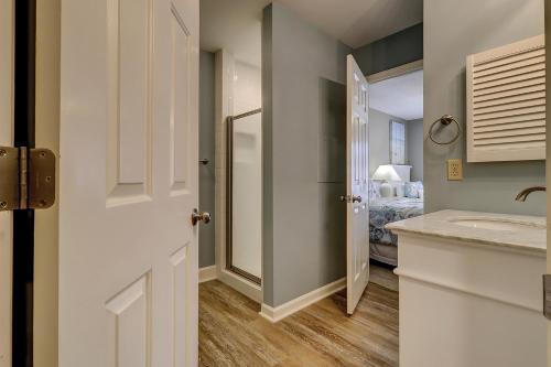 uma casa de banho com um lavatório e um WC num quarto em Colonnade Club 176 em Hilton Head Island