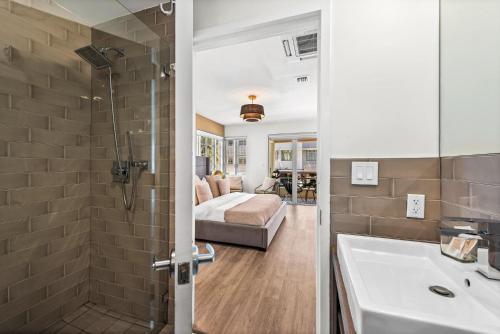 een badkamer met een douche en een bed in een kamer bij Luxuri Suites 310 in Miami Beach in Miami Beach
