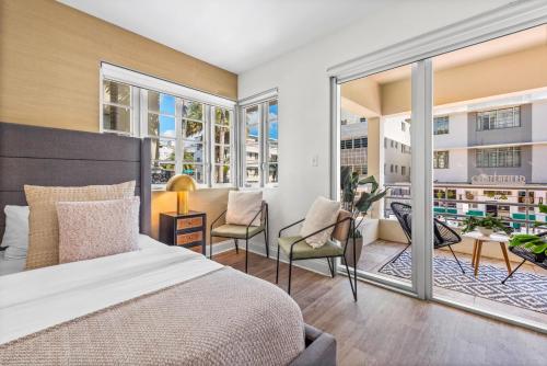 een slaapkamer met een bed en een balkon bij Luxuri Suites 310 in Miami Beach in Miami Beach