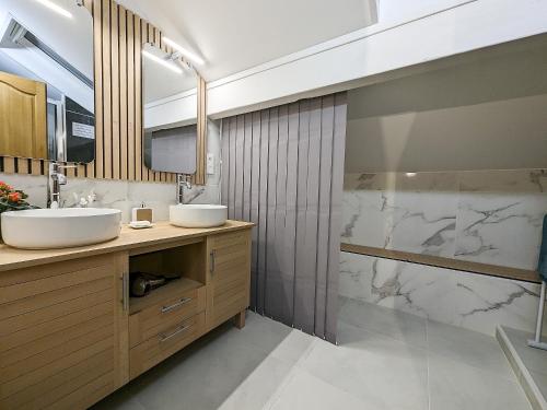 a bathroom with two sinks and a shower at Chez Michelle et Dany - Chambres d'hôtes proche d'Annecy in Vaulx