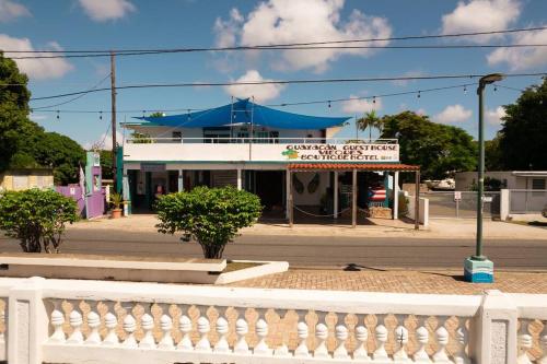 un edificio con una valla blanca frente a una calle en Studio 1 Tinima with Garden access, en Vieques