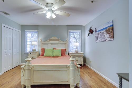 - une chambre avec un lit et un ventilateur de plafond dans l'établissement Ocean Breeze 27, à Île de Hilton-Head