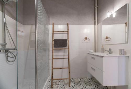 une salle de bain avec une douche, des toilettes et un lavabo dans l'établissement L'Eugène - Maison 3 chambres, à Vichy