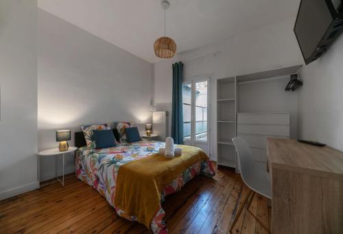 sypialnia z łóżkiem, stołem i biurkiem w obiekcie L'Eugène - Maison 3 chambres w mieście Vichy