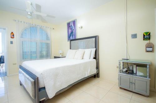 Een bed of bedden in een kamer bij Ocho Rios Ocean Front Luxury Studio Sky Castles 24 hrs sleeps 2