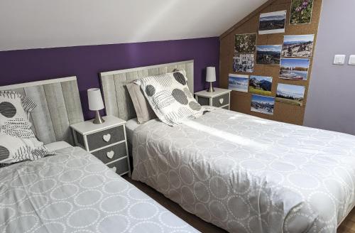 1 dormitorio con 2 camas y 2 mesas con lámparas en Chez Michelle et Dany - Chambres d'hôtes proche d'Annecy, en Vaulx