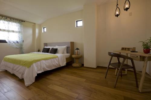 Ένα ή περισσότερα κρεβάτια σε δωμάτιο στο Sunnylands B&B 日光小鎮民宿