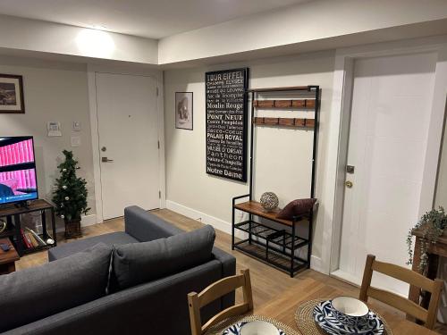 Μια τηλεόραση ή/και κέντρο ψυχαγωγίας στο New, Spacious 2 Bedrooms in Downtown With Free Parking!