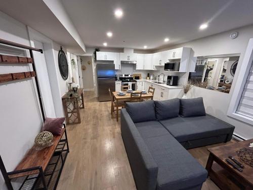 Η κουζίνα ή μικρή κουζίνα στο New, Spacious 2 Bedrooms in Downtown With Free Parking!