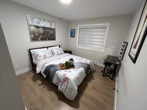 Ένα ή περισσότερα κρεβάτια σε δωμάτιο στο New, Spacious 2 Bedrooms in Downtown With Free Parking!