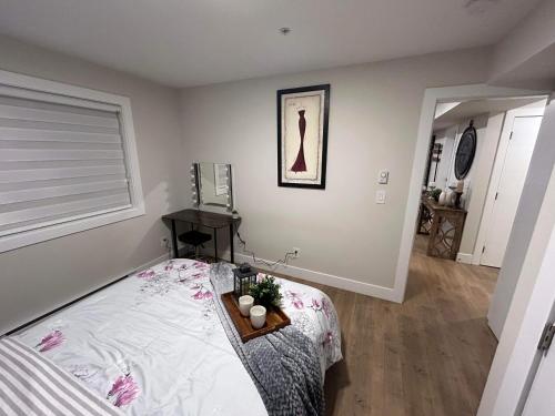 Ένα ή περισσότερα κρεβάτια σε δωμάτιο στο New, Spacious 2 Bedrooms in Downtown With Free Parking!