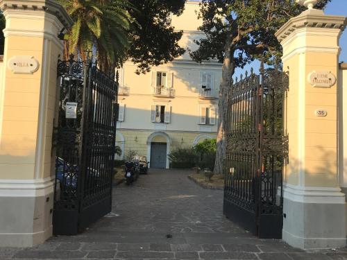 聖安吉洛的住宿－Villa Falconieri Sorrento Suite，两扇门,一对门通往一座棕榈树建筑