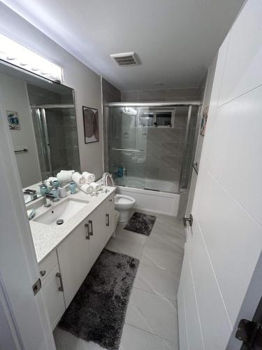 Ένα μπάνιο στο New, Spacious 2 Bedrooms in Downtown With Free Parking!