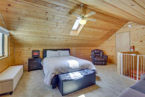 Un dormitorio con una cama en una cabaña de troncos en Ski, Hike and Fish Big Bear Lake Home with Fire Pit, en Big Bear Lake