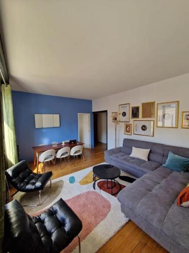 un salon avec un canapé et une table dans l'établissement Spacieux 4 chambres - Hyper Centre-ville, à Amiens