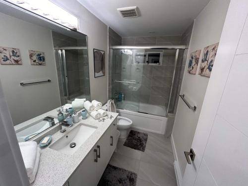 Ένα μπάνιο στο New, Spacious 2 Bedrooms in Downtown With Free Parking!