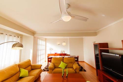 sala de estar con sofá y ventilador de techo en WelcomeBuddy - Beatrice Downtown City Flat en Ponta Delgada