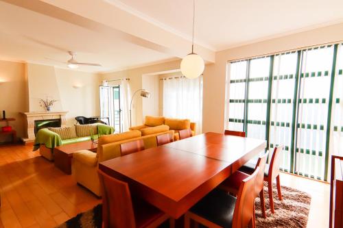sala de estar con mesa y sofá en WelcomeBuddy - Beatrice Downtown City Flat en Ponta Delgada