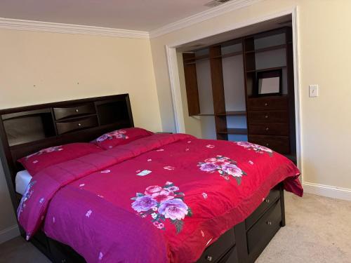 Llit o llits en una habitació de 大卧室1.8米宽大床