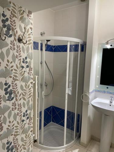 une salle de bain avec douche et lavabo dans l'établissement LES ILES VUE SUR MER, à Agon-Coutainville