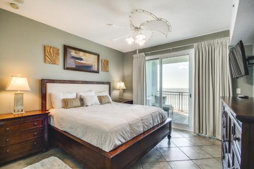 1 dormitorio con 1 cama y balcón en Gulfport Oceanfront Vacation Rental Walk to Beach, en Gulfport