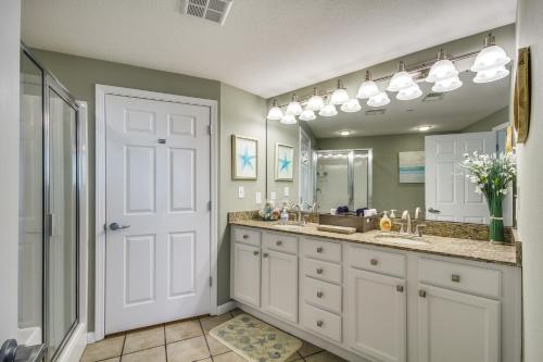 baño con 2 lavabos y espejo grande en Gulfport Oceanfront Vacation Rental Walk to Beach, en Gulfport