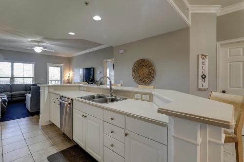 uma cozinha com um lavatório e uma sala de estar em North Shore Pl 305 em Hilton Head Island