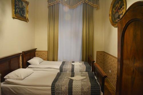 two beds in a hotel room with at Florian 5 Apartment in Krakow