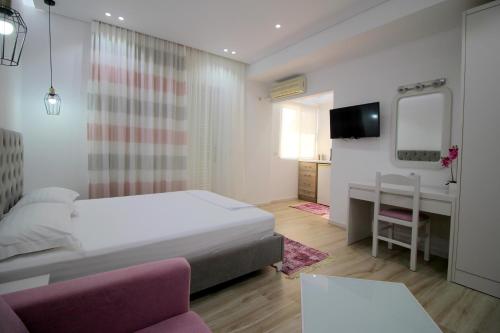 Llit o llits en una habitació de Elena Hotel