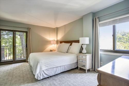 een slaapkamer met een bed en een raam bij Ocean One 320 in Hilton Head Island