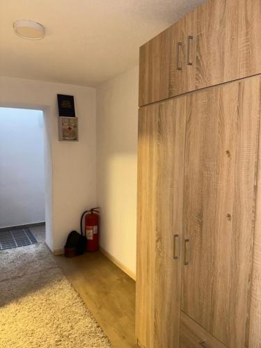 Apartment Sky في فيسوكو: خزانة خشبية كبيرة في غرفة بها مطفأة حريق
