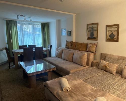uma sala de estar com um sofá e uma mesa em Apartment Sky em Visoko