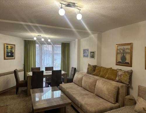 ein Wohnzimmer mit Sofa und Tisch in der Unterkunft Apartment Sky in Visoko