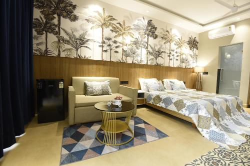 una camera d'albergo con letto e sedia di Eutopia Beach Resort - Boutique Resort with Pool by Rio Hotels India a Morjim