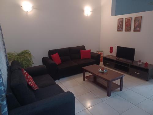 ein Wohnzimmer mit einem Sofa und einem Couchtisch in der Unterkunft Repousando in Mão para Trás