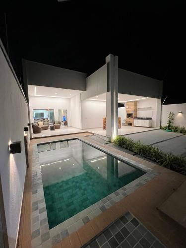 a swimming pool in the middle of a house at Casa ampla na Praia do Atalaia Salinas Pará in Salinópolis