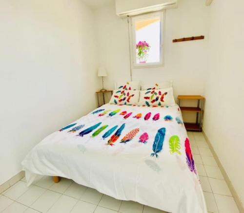 Ένα ή περισσότερα κρεβάτια σε δωμάτιο στο 5 min des plages 2 pièces jardin Théoule sur Mer