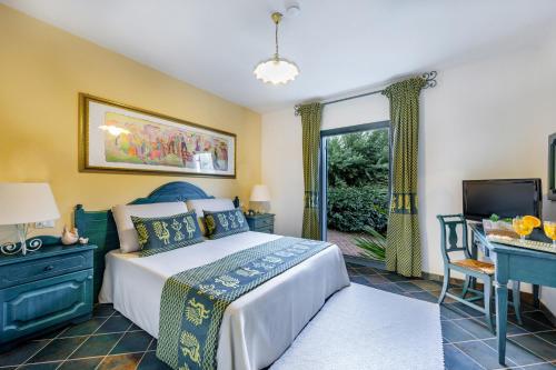 Tempat tidur dalam kamar di Villaggio Cala Ginepro Resort & SPA