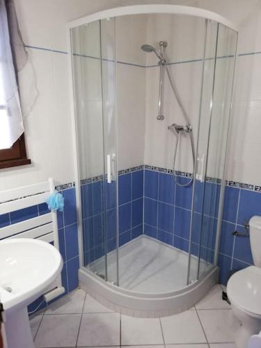une salle de bain avec une douche, des toilettes et un lavabo dans l'établissement LA VALANAIS - Maison de Vacances entière climatisée avec piscine privée, à Flayosc