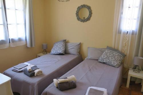 - 2 lits dans une chambre avec un miroir dans l'établissement LA VALANAIS - Maison de Vacances entière climatisée avec piscine privée, à Flayosc