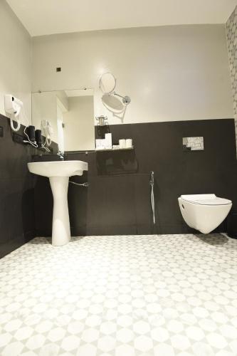 łazienka z umywalką i toaletą w obiekcie Eutopia Beach Resort - Boutique Resort with Pool by Rio Hotels India w mieście Morjim