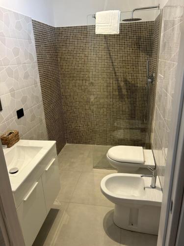 a bathroom with a toilet and a sink at La casa dei Coloni in Nola