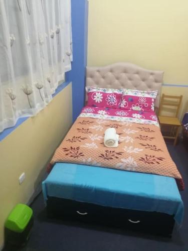 a small bedroom with a bed with a pink bedspread at Huascarán wasi, cómodo, con wifi y ducha caliente in Huaraz