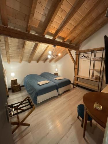 une chambre avec un lit et une table dans une pièce dans l'établissement Appartement Marcelle à Morzine 4Etoiles, à Morzine