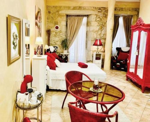 1 dormitorio con 1 cama, mesa y sillas en Holibai, Vermello, Un rincón con encanto cerca de la playa, en Baiona